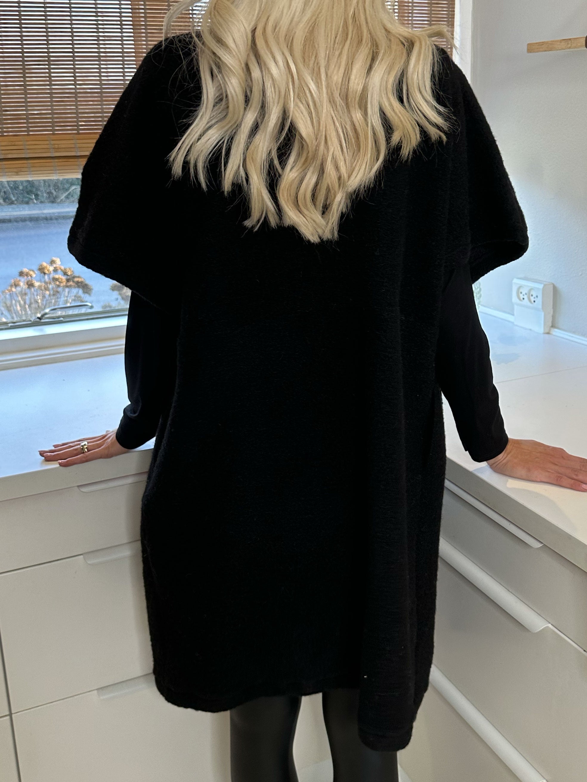 Bianca - Mjuk varm väst med knappar - Black